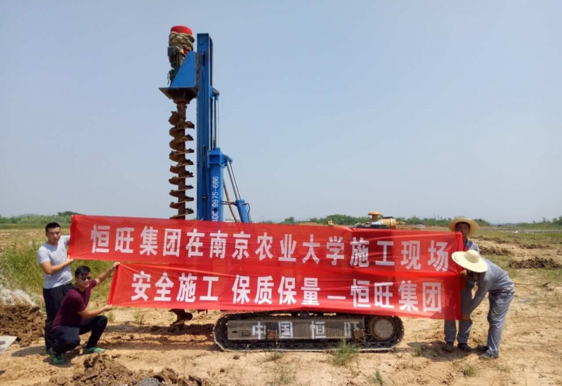 電動(dòng)光伏打樁機(jī)相關(guān)產(chǎn)品在南京農(nóng)業(yè)大學(xué)施工現(xiàn)場(chǎng)